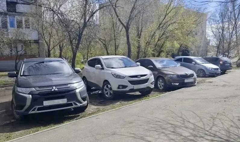 На саратовских автолюбителей возбудили дела за парковку на газонах